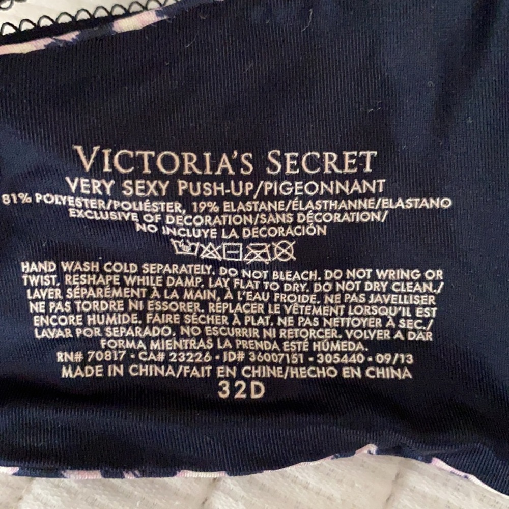 EUC Victoria’s Secret Very Sexy Push Up Bra 32D - Picture 4 of 8